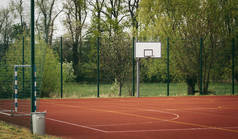 公园里空旷的室外学校篮球场