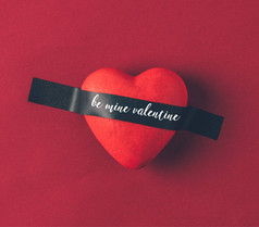 在绝缘胶带下的红色心脏的顶视图与文字是我的情人节在红色
