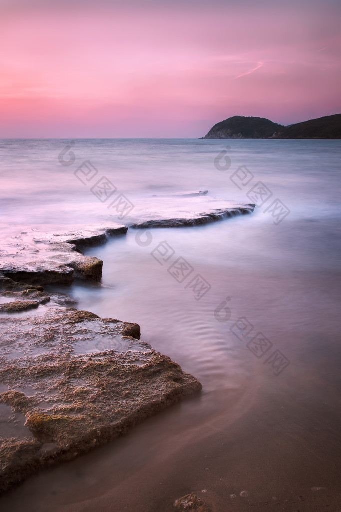 Baratti 湾，岬角山、 岩石和海上日落。托斯卡纳，它