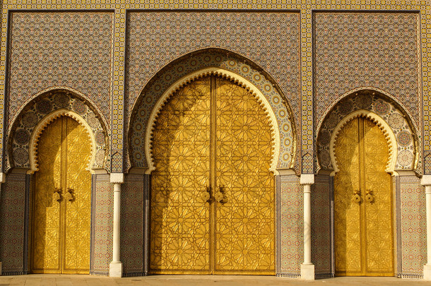 在非斯王宫 3 华丽黄铜和瓷砖大门的特写,