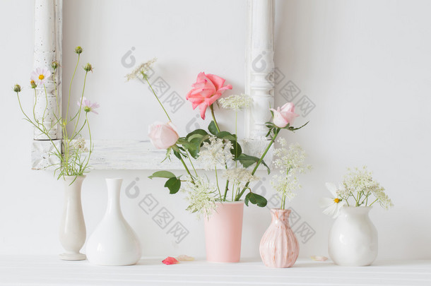  白色背景上的花瓶里的花