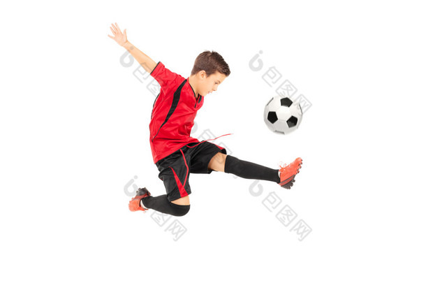 少年足球球员踢脚球