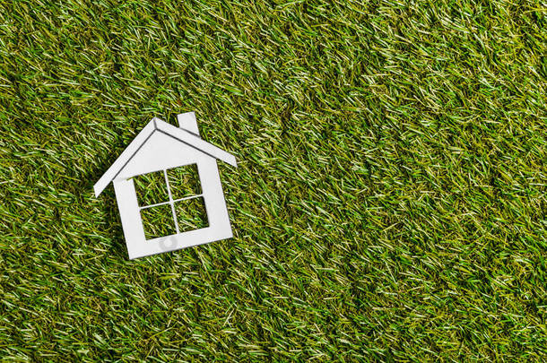 白皮书房子的最高视图上的绿草, 能源效率在家里的概念