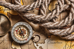 指南针和地图上的绳索