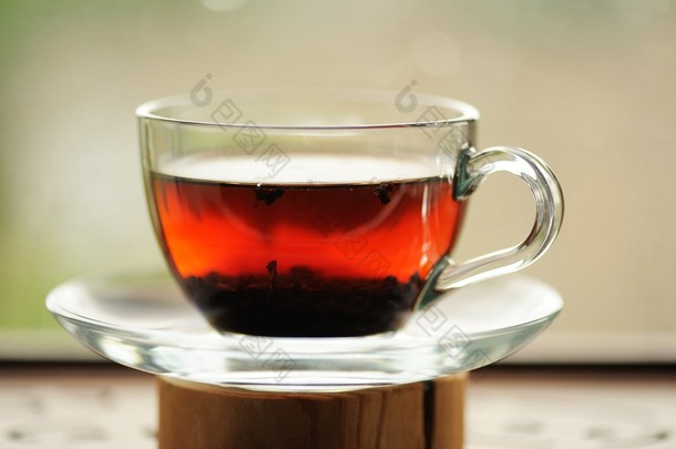 在玻璃杯子酿造的熟普洱茶