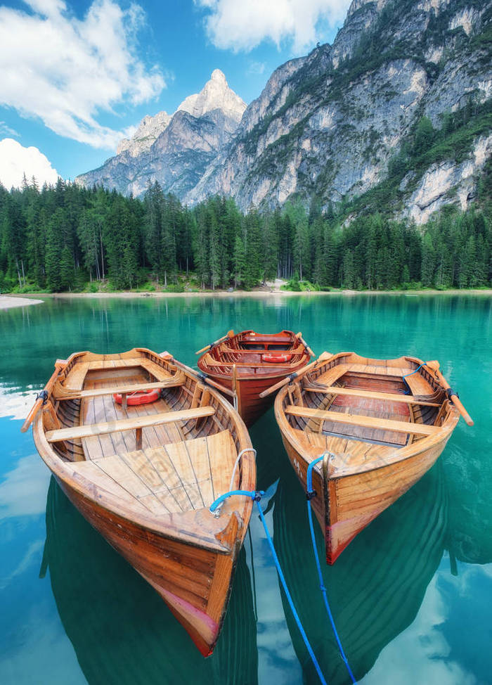 Lago di Braers Lake, Dolomite Alps, Italy.湖上的船意大利白云岩阿尔卑斯山的风景。Pragser Wildsee -图像