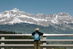 后视图的年轻女子背包看着雄伟的雪山, 勃朗峰, 阿尔卑斯山