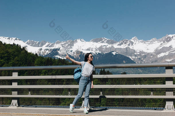 美丽的女孩与背包看着在雄伟的雪山, <strong>勃朗峰</strong>, 阿尔卑斯山的全长视图