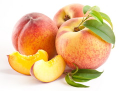 成熟桃果实用叶子和 slises
