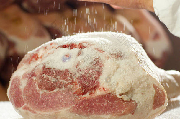 慢动作腌制的帕尔玛火腿专业和传统的历史和文化的真正健康的食品