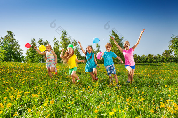 快乐的五个孩子，用气球在域中运行