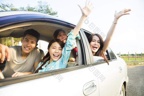 在车里玩的快乐青年组