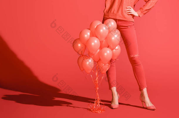 裁剪的女孩摆在与活珊瑚<strong>气球</strong>的时尚女孩的看法。2019年的潘通颜色概念