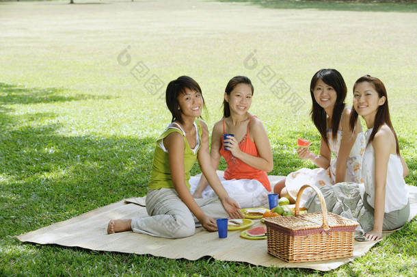 坐在公园的年轻妇女