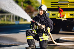 消防员在燃烧区水漏