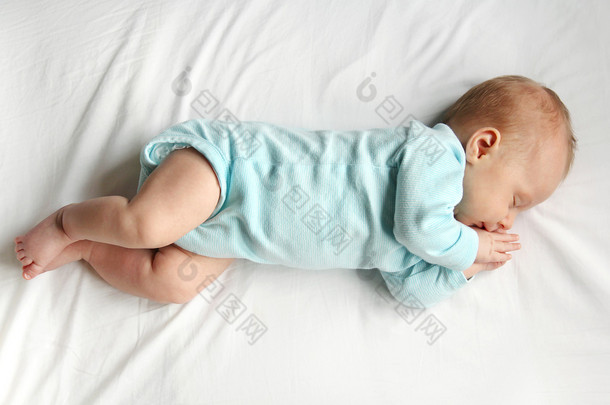 甜甜刚出生的婴儿，在白色的床上睡觉