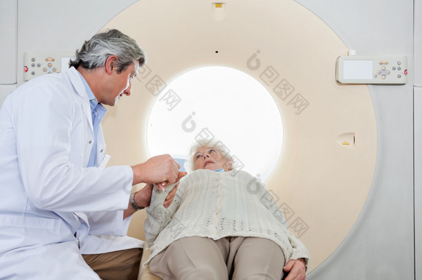 放射科医生安慰病人 ct 扫描前