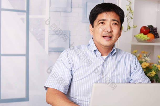 亚洲人使用一台笔记本电脑