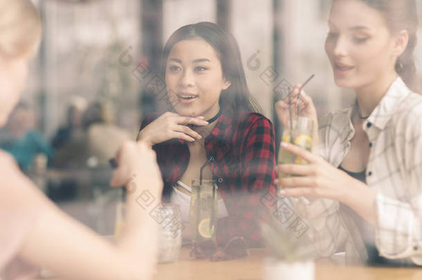 在咖啡馆里喝鸡尾酒的女孩