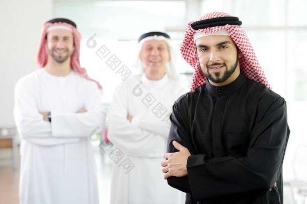 快乐的沙特人在工作