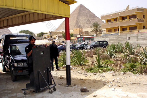 在吉萨大金字塔在埃及安全