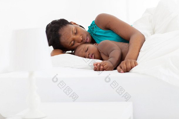 非洲裔美国母亲和婴儿男孩睡觉