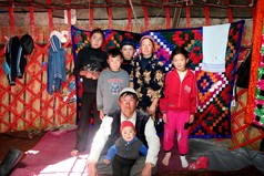 在中亚地区的蒙古包营地