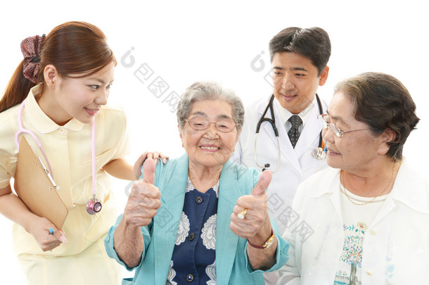 与老妇女笑<strong>亚洲</strong>医务人员
