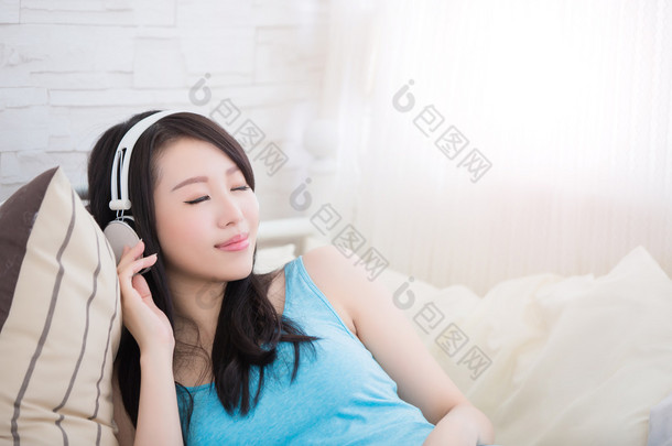  女人享受音乐，放松