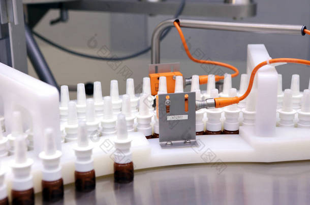 一个人在一家制药厂<strong>工作</strong>。对干扰素生产质量的目视监测。无菌激素生产线.