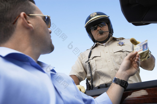 牌照交给警务人员的男子