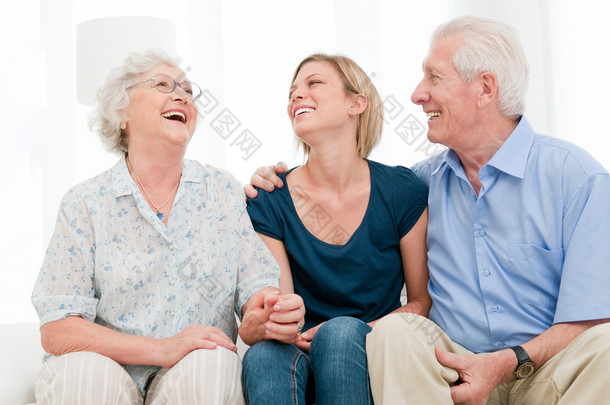 微笑与祖父母的孙女