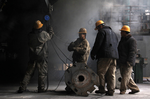 在铁和钢企业生产线工人