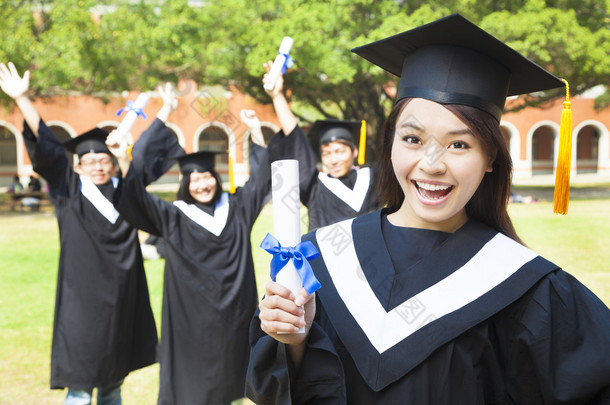 拿着文凭与朋友的快乐的<strong>大学</strong>毕业生