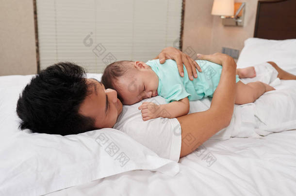 小无辜的婴儿睡在他父亲的<strong>胸口</strong>上