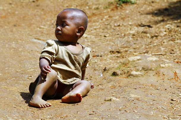 可怜的非洲孩子在地上，马达加斯加