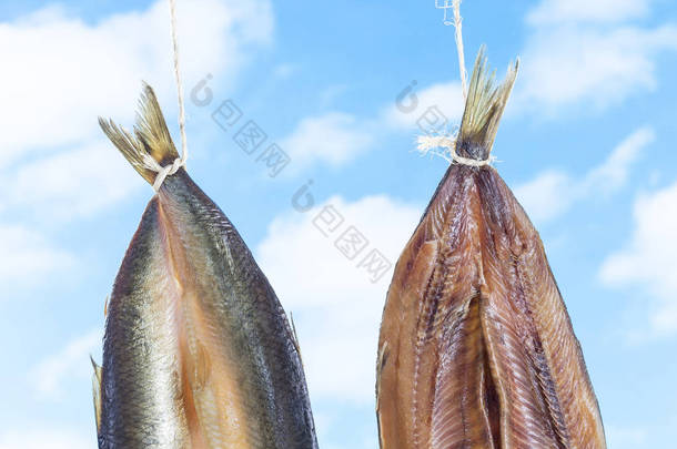 传统上熏蓝蓝的天空背景上的 kippered 的鲱鱼