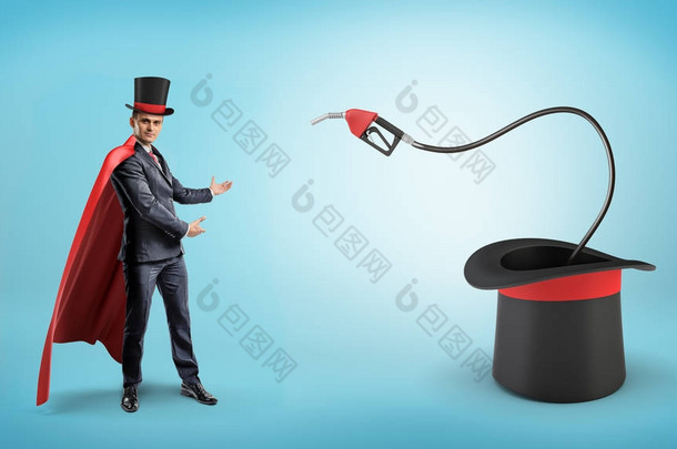 穿着红色的斗篷和大魔术师的帽子商人显示燃料喷嘴内部大魔术师的帽子.