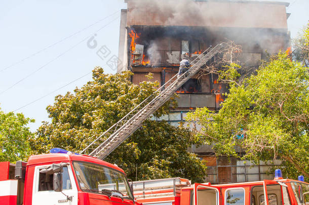 消防队员扑灭了一座高层<strong>住宅楼</strong>的大火