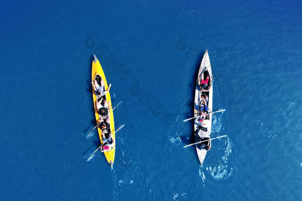 皮划艇<strong>顶视图</strong>。皮划艇团体划艇一起划艇。无人机的鸟瞰图. 