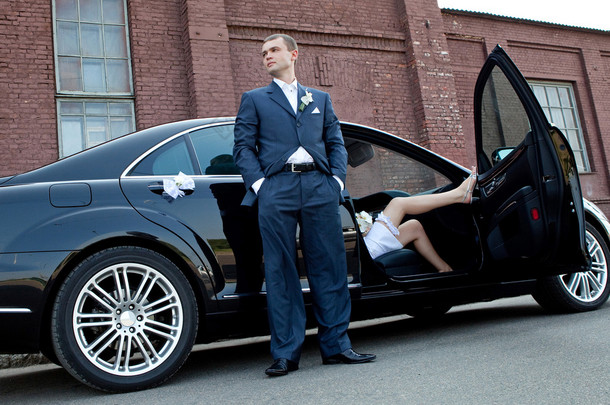 <strong>婚礼仪式</strong>。在执行的车，坐在新娘旁边的新郎.