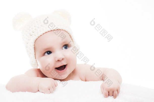 笑着白色帽子的蓝<strong>眼睛</strong>的婴儿