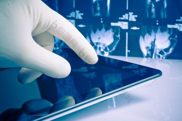 上交所医疗蓝色手套抚摸现代数字片对 x 射线图像背景