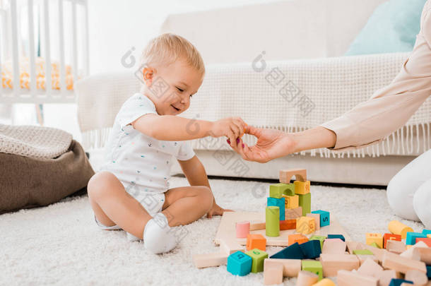 可爱的<strong>幼儿</strong>玩五颜六色的立方体在托儿所房间