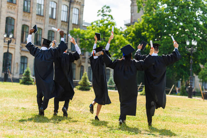 大学园走在海角上庆祝青年毕业学生的后观 学生种树