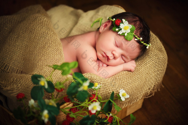 刚出生的婴儿女孩草莓中有甜美的梦