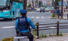 日本东京街头骑自行车的警官-2018年6月12日