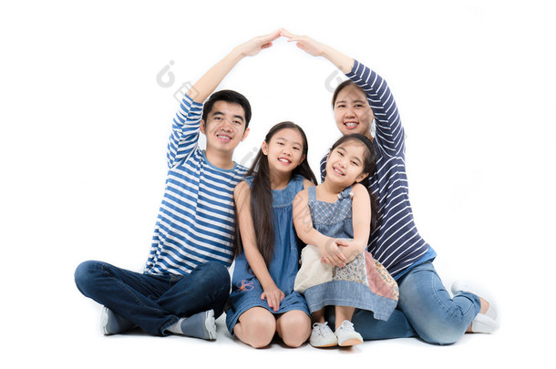 亚洲家庭微笑和孤立的白色背景上用手玩<strong>过家家</strong>