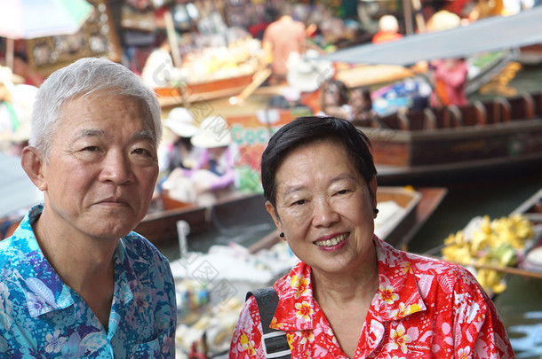 开心的亚洲高级夫妇退休环游世界