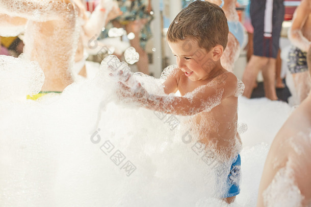 快乐的小男孩玩泡沫浴